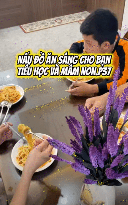Loạt clip nấu ăn l&uacute;c 5h30 s&aacute;ng của mẹ 2 con ở Quảng Trị h&uacute;t h&agrave;ng triệu lượt xem v&igrave; qu&aacute; thực tế: Chi ti&ecirc;u tiền chợ kiểu g&igrave; m&agrave; cả nh&agrave; 4 người vẫn sống thoải m&aacute;i?- Ảnh 18.