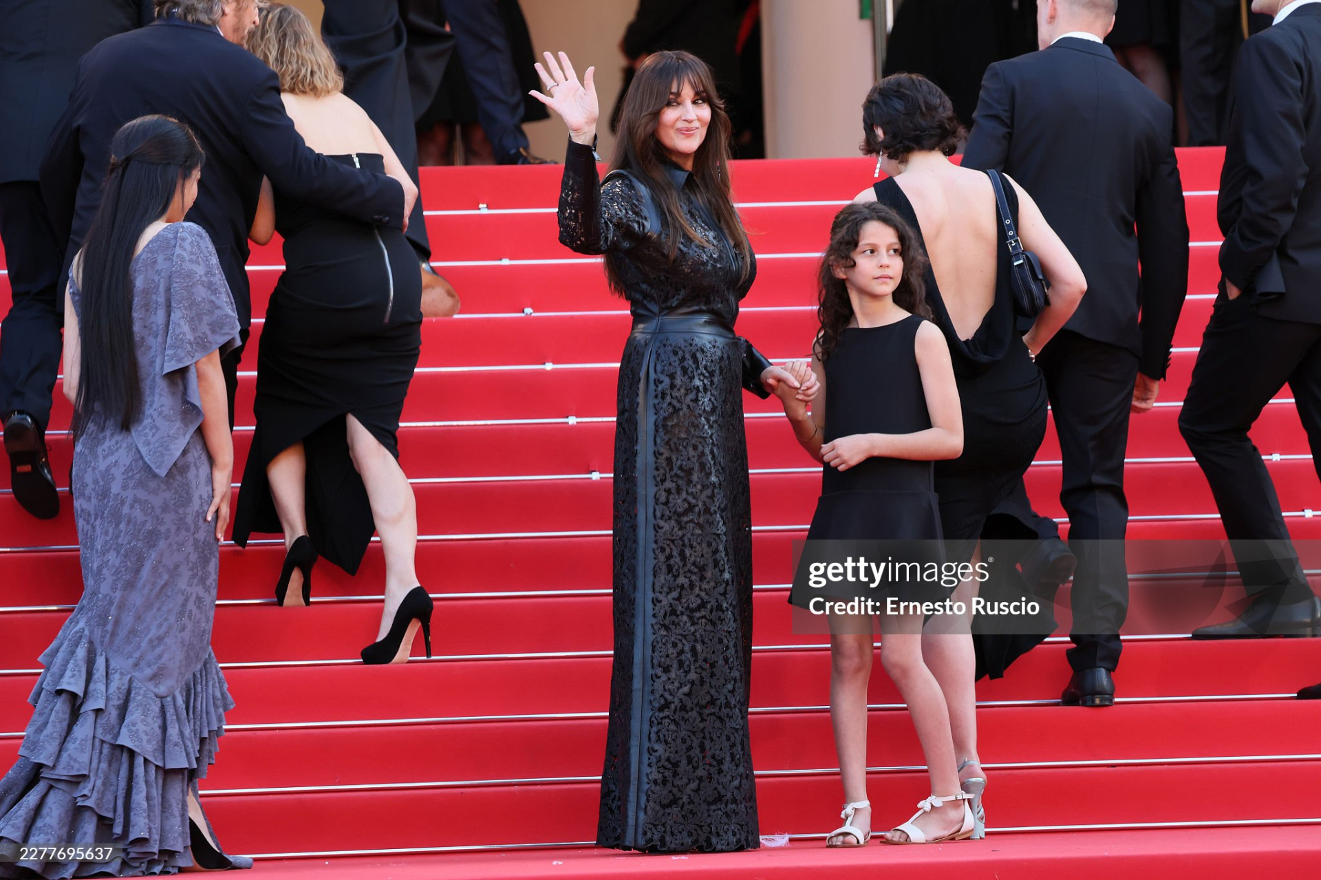 Thảm đỏ Cannes ng&agrave;y 11: Eva Longoria đọ sắc Hoa hậu Thế giới, "ti&ecirc;n nữ" &ocirc;m b&igrave;nh hoa &aacute;t cả biểu tượng &Yacute;- Ảnh 13.