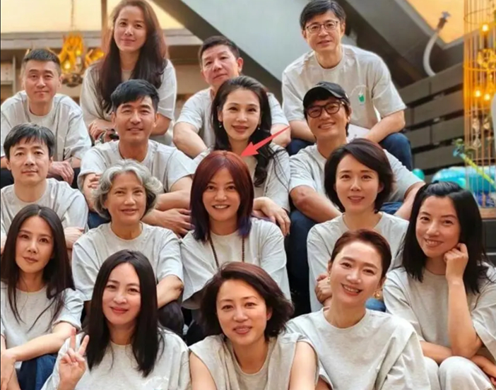 Tưởng "th&acirc;n bại danh liệt" sống lay lắt sau khi bị tẩy chay, cuộc sống hiện tại của Triệu Vy g&acirc;y bất ngờ- Ảnh 6.