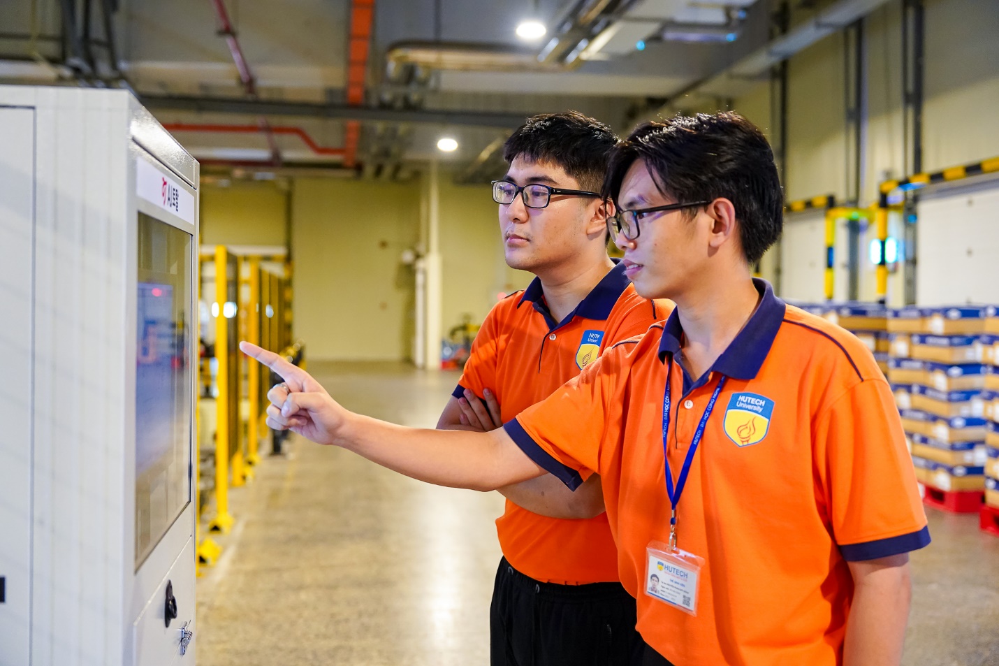 Sinh vi&ecirc;n Logistics HUTECH &ldquo;bắt mạch&rdquo; chuỗi cung ứng bằng tư duy thực chiến - Ảnh 1.