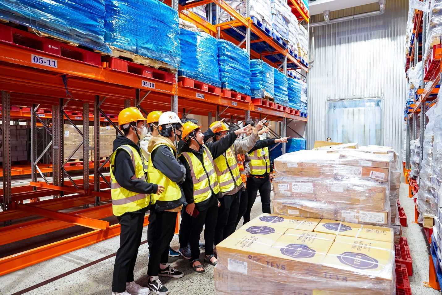 Sinh vi&ecirc;n Logistics HUTECH &ldquo;bắt mạch&rdquo; chuỗi cung ứng bằng tư duy thực chiến - Ảnh 3.