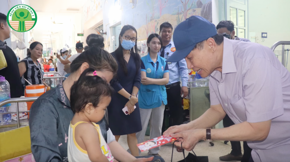 Tiệc sinh nhật khác lạ của “vua hàng hiệu” - tỷ phú Johnathan Hạnh Nguyễn trong bệnh viện- Ảnh 2. Tiệc sinh nhật khác lạ của “vua hàng hiệu” - tỷ phú Johnathan Hạnh Nguyễn trong bệnh viện- Ảnh 2.