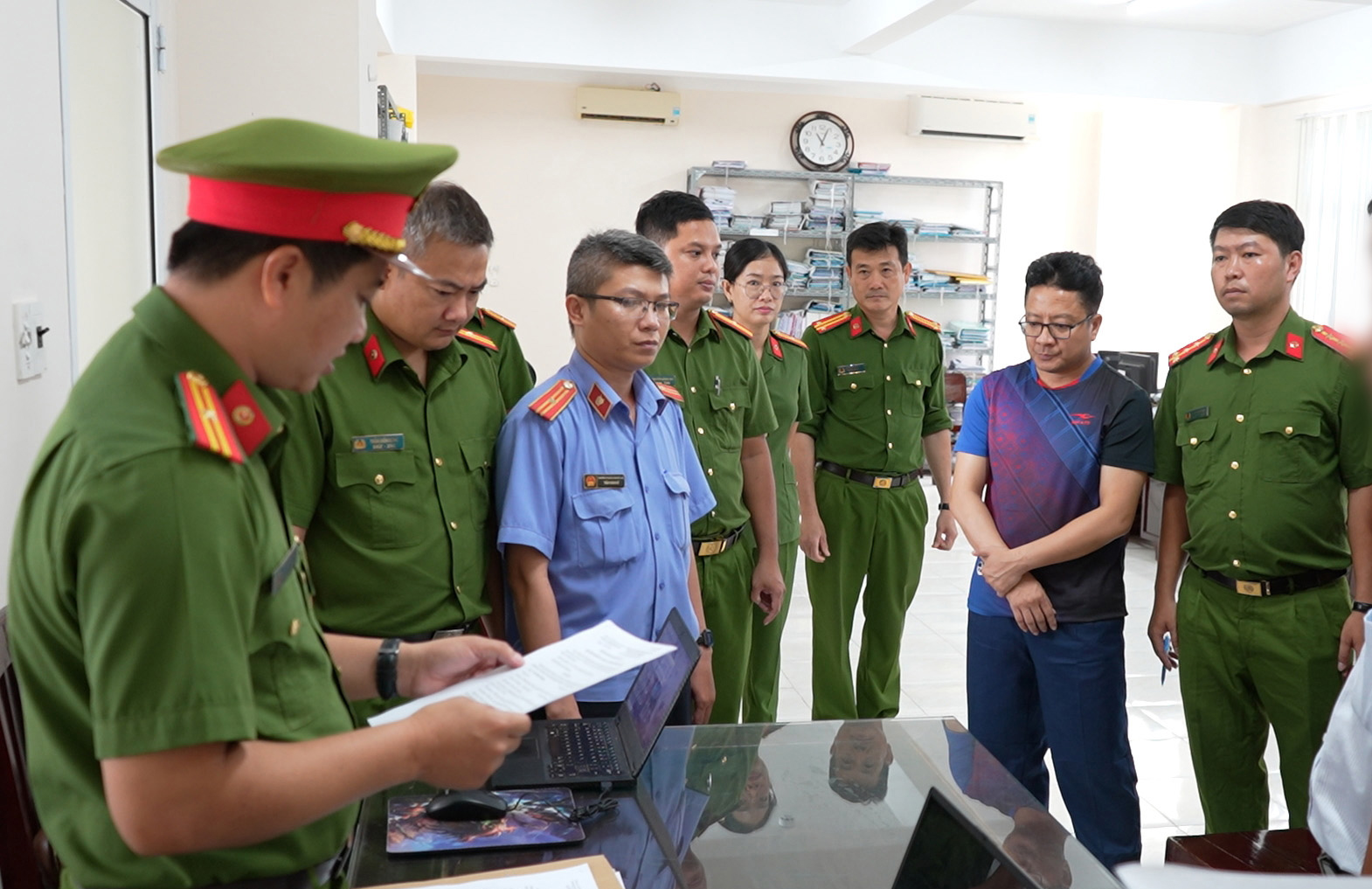 C&aacute;n bộ thuế Cần Thơ nhận hối lộ 100 triệu đồng từ gi&aacute;m đốc c&ocirc;ng ty - Ảnh 8.