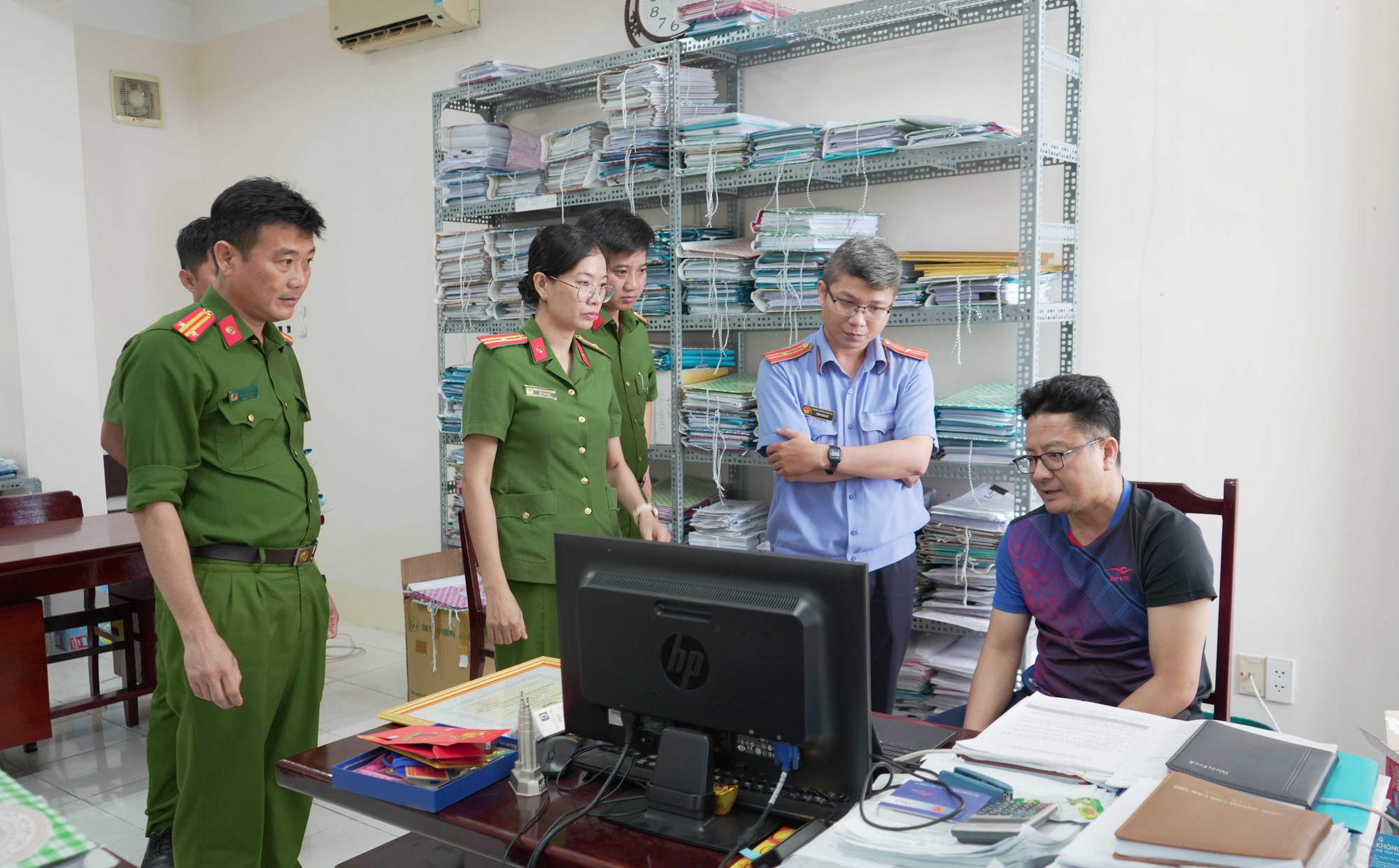 C&aacute;n bộ thuế Cần Thơ nhận hối lộ 100 triệu đồng từ gi&aacute;m đốc c&ocirc;ng ty - Ảnh 9.