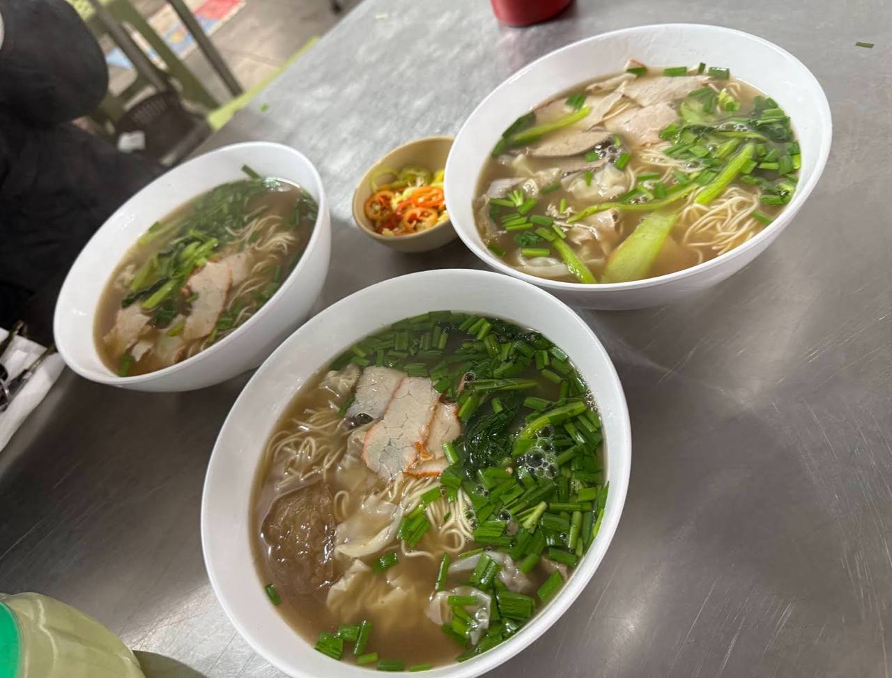 H&agrave;ng m&igrave; vằn thắn &ldquo;chảnh&rdquo; hơn 40 năm được NSƯT Ch&iacute; Trung m&ecirc; mẩn: Xin th&ecirc;m thịt, x&aacute; x&iacute;u thoải m&aacute;i nhưng nhất quyết kh&ocirc;ng cho th&ecirc;m nước d&ugrave;ng- Ảnh 6.