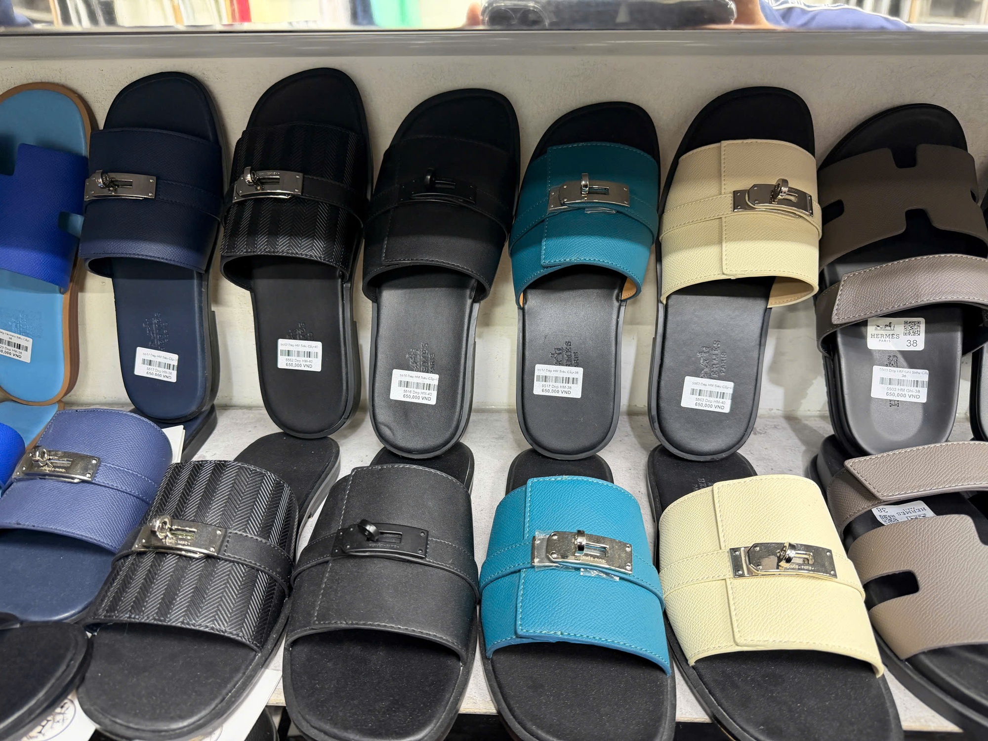 Đột kích "Chí Phát LUXURY" ở Chợ Lớn, phát hiện cặp vợ chồng bán hàng fake hiệu Gucci, Dior, Rolex...- Ảnh 3. Đột kích "Chí Phát LUXURY" ở Chợ Lớn, phát hiện cặp vợ chồng bán hàng fake hiệu Gucci, Dior, Rolex...- Ảnh 3.