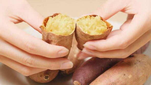 Ăn khoai lang mỗi s&aacute;ng, người phụ nữ 55 tuổi nhận thấy điều "bất thường" - Ảnh 1.