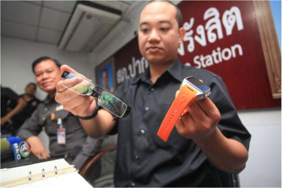 Những m&agrave;n gian lận thi cử kh&oacute; tin nhất thế giới: Tai nghe "hạt gạo", camera giấu trong c&uacute;c &aacute;o - Ảnh 1.