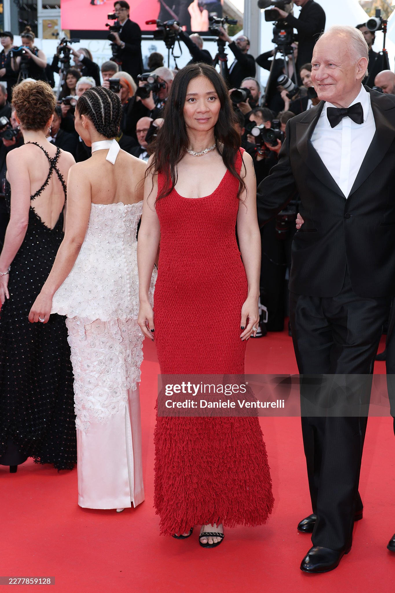 Thảm đỏ bế mạc Cannes 2026: "Thi&ecirc;n thần nội y" t&oacute;c hồng chiếm trọn spotlight, sao phim Avatar t&igrave;nh tứ h&ocirc;n chồng- Ảnh 38.