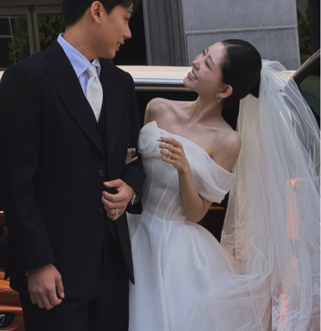 Drama sốc trong đ&aacute;m cưới sao nữ nổi tiếng v&agrave; chồng ph&ocirc;ng bạt: Kh&aacute;ch mời kh&ocirc;ng th&egrave;m gửi tiền mừng c&ograve;n ăn uống, l&agrave;m loạn kh&aacute;n ph&ograve;ng- Ảnh 3.