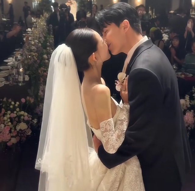 Drama sốc trong đ&aacute;m cưới sao nữ nổi tiếng v&agrave; chồng ph&ocirc;ng bạt: Kh&aacute;ch mời kh&ocirc;ng th&egrave;m gửi tiền mừng c&ograve;n ăn uống, l&agrave;m loạn kh&aacute;n ph&ograve;ng- Ảnh 4.