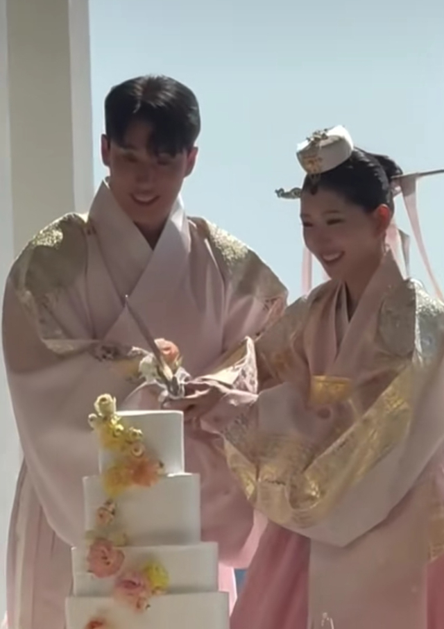 Drama sốc trong đ&aacute;m cưới sao nữ nổi tiếng v&agrave; chồng ph&ocirc;ng bạt: Kh&aacute;ch mời kh&ocirc;ng th&egrave;m gửi tiền mừng c&ograve;n ăn uống, l&agrave;m loạn kh&aacute;n ph&ograve;ng- Ảnh 6.