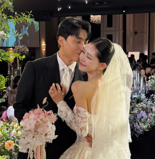 Drama sốc trong đ&aacute;m cưới sao nữ nổi tiếng v&agrave; chồng ph&ocirc;ng bạt: Kh&aacute;ch mời kh&ocirc;ng th&egrave;m gửi tiền mừng c&ograve;n ăn uống, l&agrave;m loạn kh&aacute;n ph&ograve;ng- Ảnh 1.
