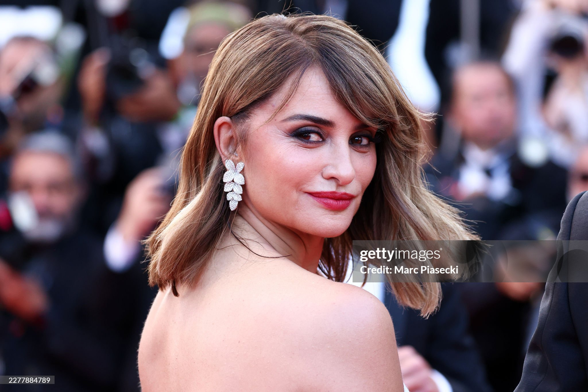 Thảm đỏ bế mạc Cannes 2026: "Thi&ecirc;n thần nội y" t&oacute;c hồng chiếm trọn spotlight, sao phim Avatar t&igrave;nh tứ h&ocirc;n chồng- Ảnh 10.