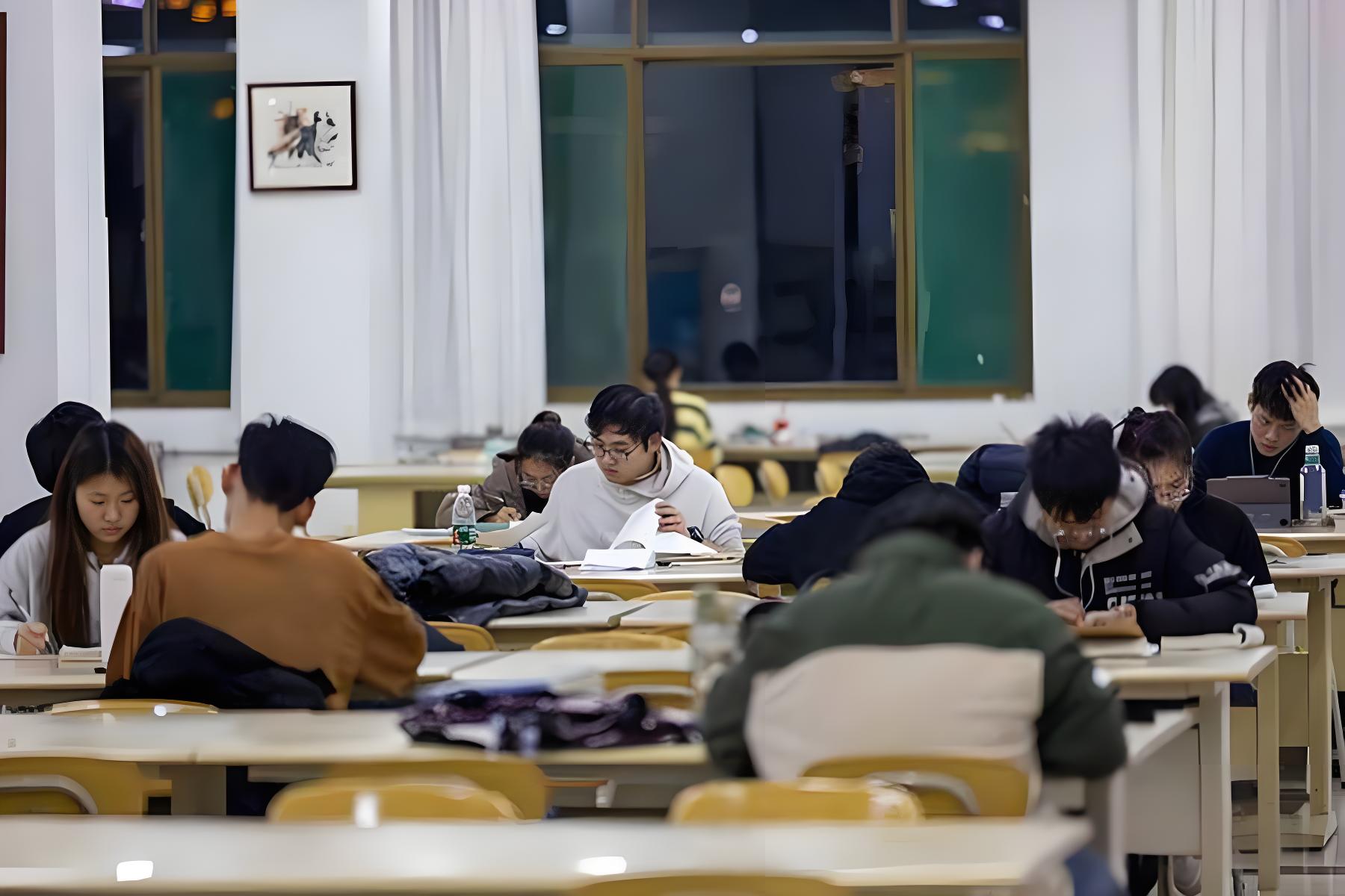 Chỉ học ngoại ngữ th&ocirc;i rất dễ bị AI thay thế, kết hợp 3 ng&agrave;nh n&agrave;y mới l&agrave; sự lựa chọn HO&Agrave;N HẢO nhất- Ảnh 1.