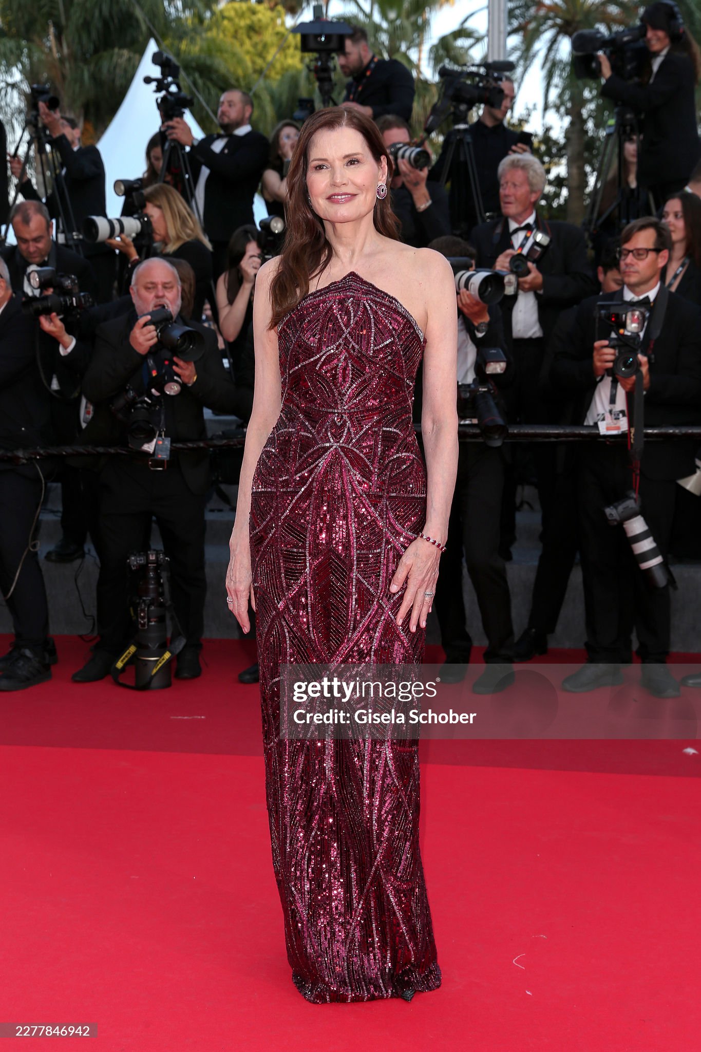 Thảm đỏ bế mạc Cannes 2026: "Thi&ecirc;n thần nội y" t&oacute;c hồng chiếm trọn spotlight, sao phim Avatar t&igrave;nh tứ h&ocirc;n chồng- Ảnh 29.