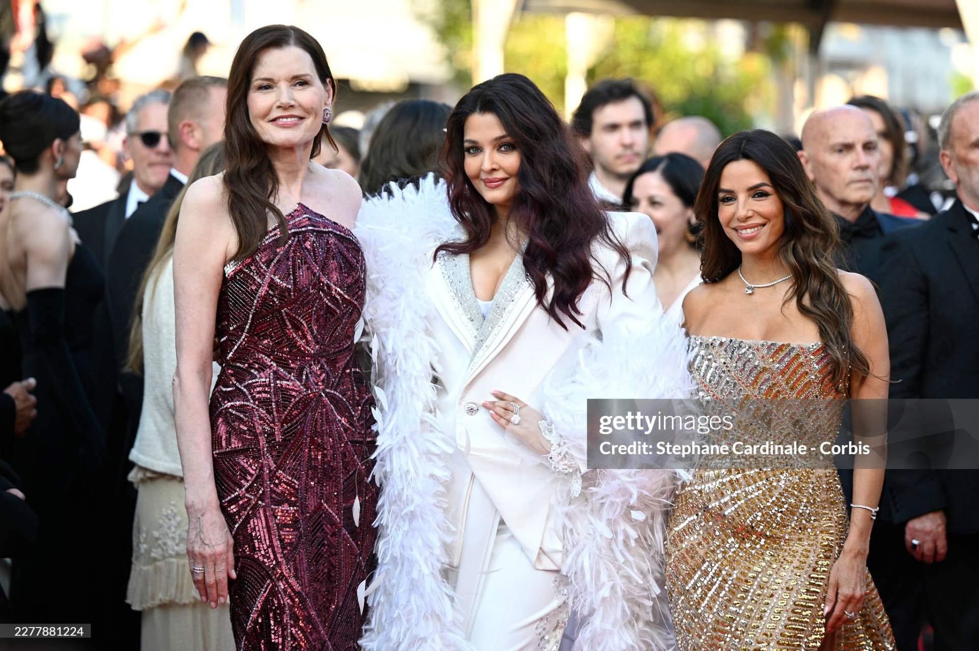 Thảm đỏ bế mạc Cannes 2026: "Thi&ecirc;n thần nội y" t&oacute;c hồng chiếm trọn spotlight, sao phim Avatar t&igrave;nh tứ h&ocirc;n chồng- Ảnh 18.