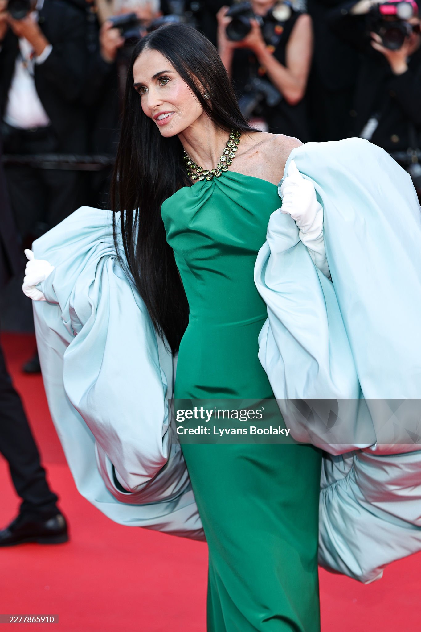 Thảm đỏ bế mạc Cannes 2026: "Thi&ecirc;n thần nội y" t&oacute;c hồng chiếm trọn spotlight, sao phim Avatar t&igrave;nh tứ h&ocirc;n chồng- Ảnh 8.
