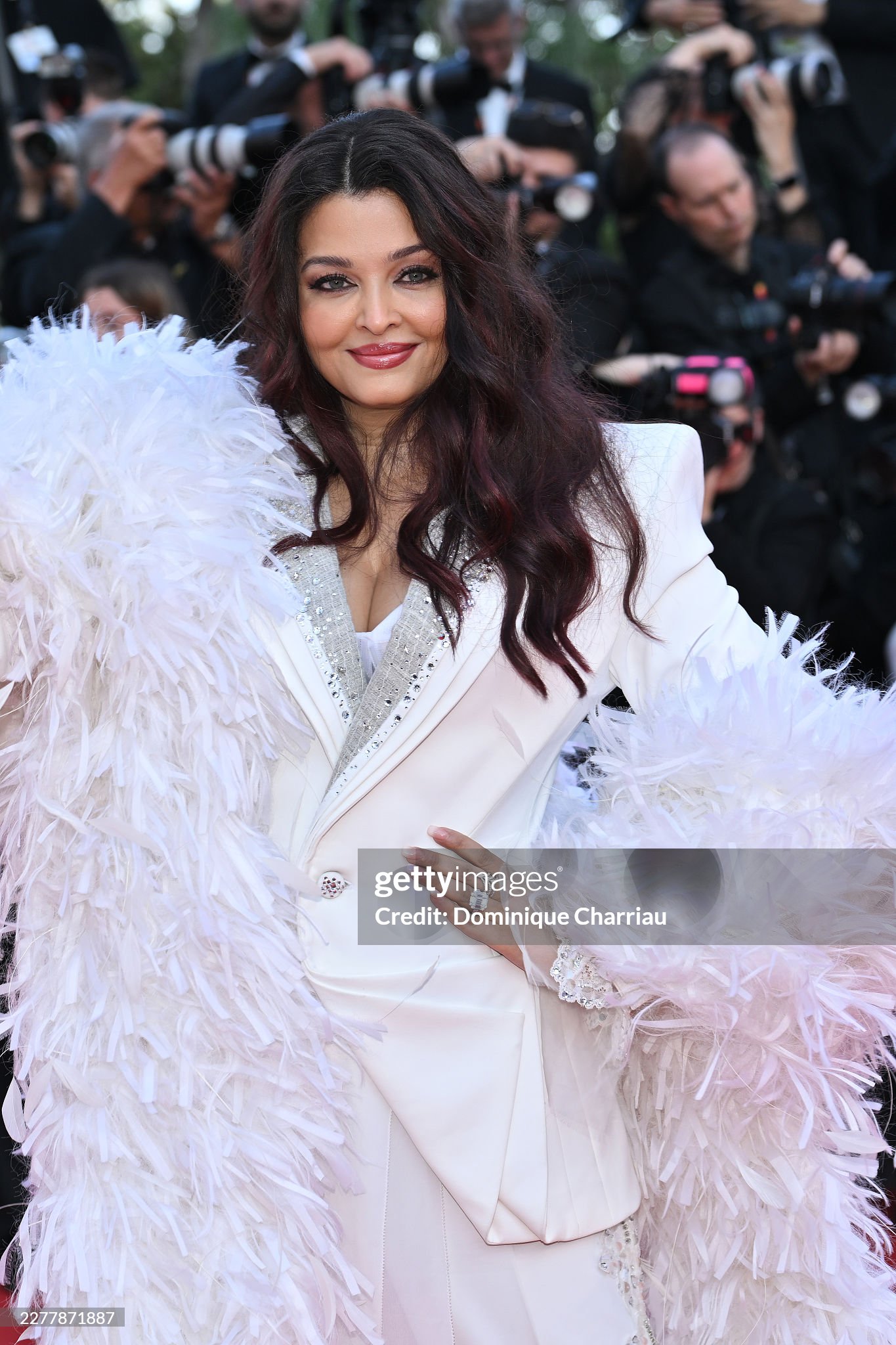 Thảm đỏ bế mạc Cannes 2026: "Thi&ecirc;n thần nội y" t&oacute;c hồng chiếm trọn spotlight, sao phim Avatar t&igrave;nh tứ h&ocirc;n chồng- Ảnh 20.