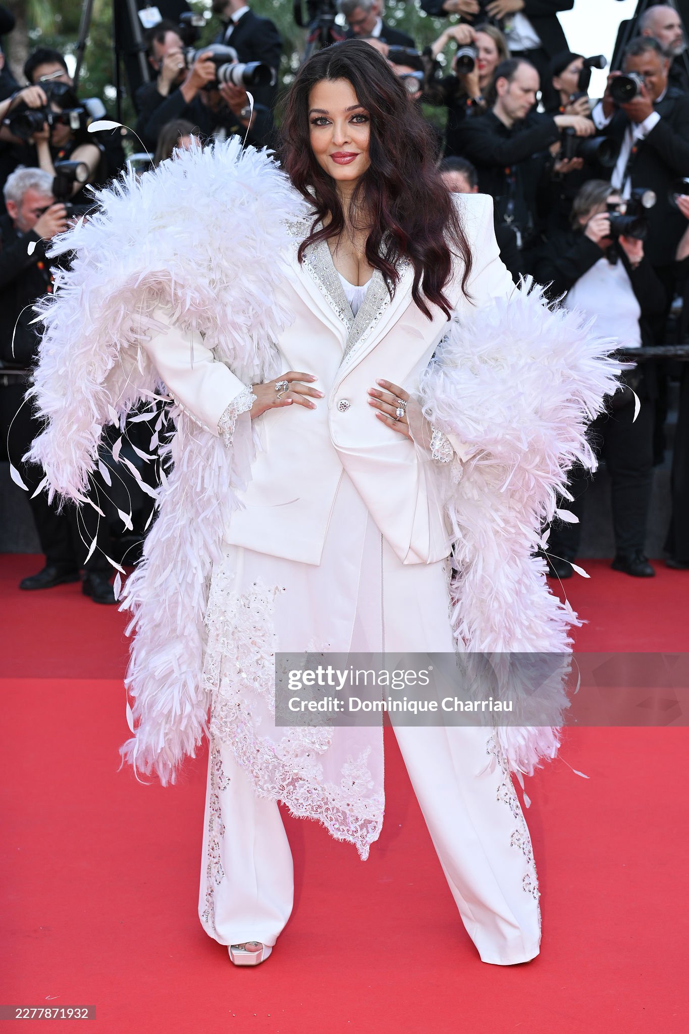 Thảm đỏ bế mạc Cannes 2026: "Thi&ecirc;n thần nội y" t&oacute;c hồng chiếm trọn spotlight, sao phim Avatar t&igrave;nh tứ h&ocirc;n chồng- Ảnh 19.