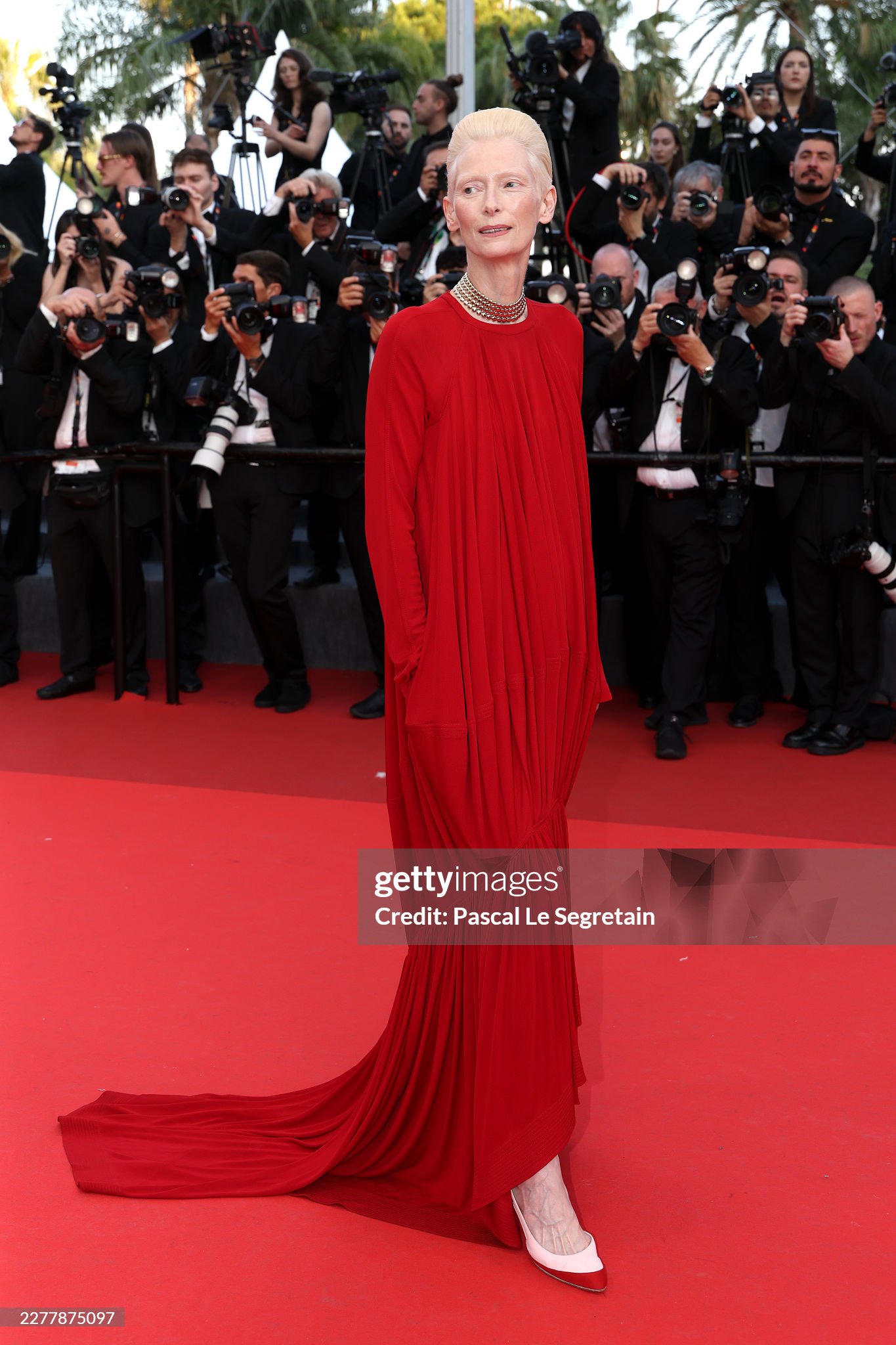Thảm đỏ bế mạc Cannes 2026: "Thi&ecirc;n thần nội y" t&oacute;c hồng chiếm trọn spotlight, sao phim Avatar t&igrave;nh tứ h&ocirc;n chồng- Ảnh 26.