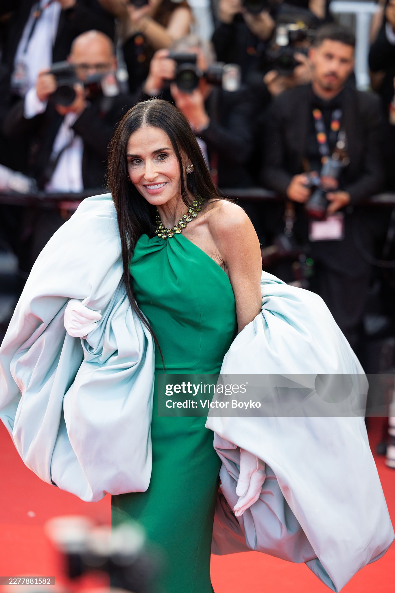 Thảm đỏ bế mạc Cannes 2026: "Thi&ecirc;n thần nội y" t&oacute;c hồng chiếm trọn spotlight, sao phim Avatar t&igrave;nh tứ h&ocirc;n chồng- Ảnh 7.