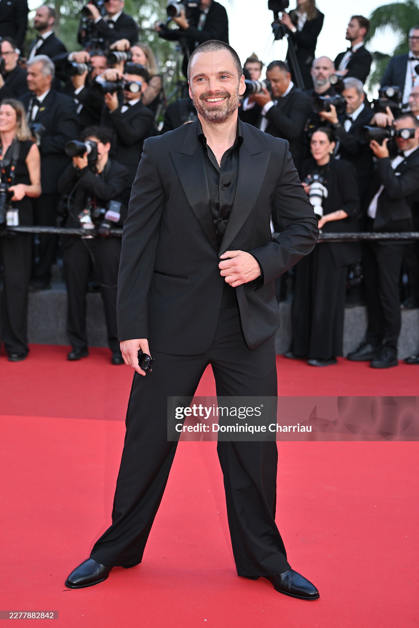 Thảm đỏ bế mạc Cannes 2026: "Thi&ecirc;n thần nội y" t&oacute;c hồng chiếm trọn spotlight, sao phim Avatar t&igrave;nh tứ h&ocirc;n chồng- Ảnh 24.