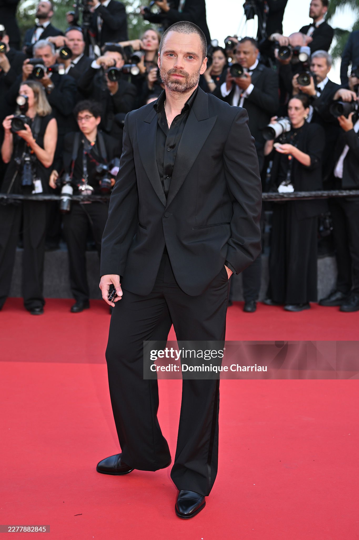 Thảm đỏ bế mạc Cannes 2026: "Thi&ecirc;n thần nội y" t&oacute;c hồng chiếm trọn spotlight, sao phim Avatar t&igrave;nh tứ h&ocirc;n chồng- Ảnh 23.