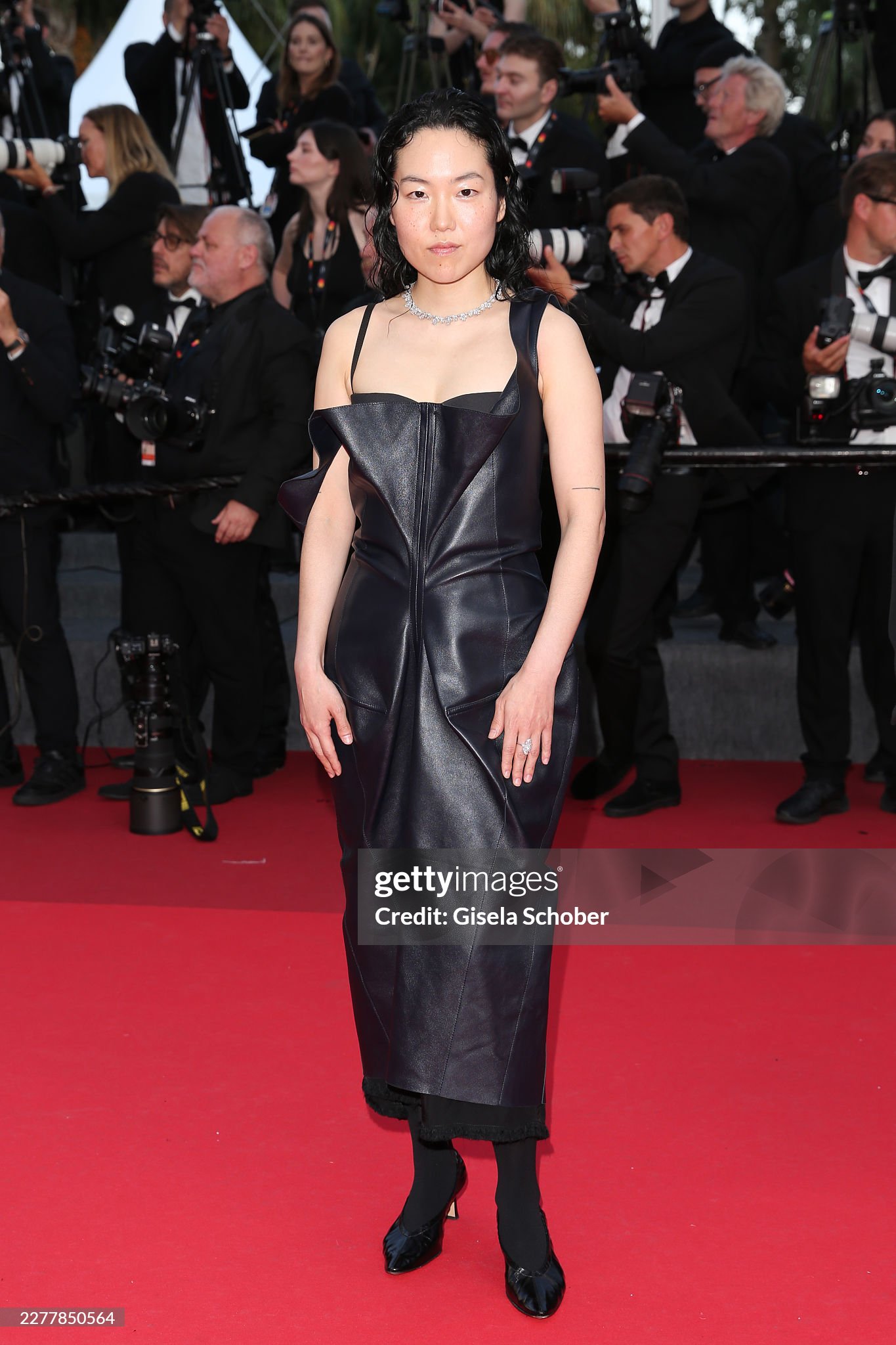 Thảm đỏ bế mạc Cannes 2026: "Thi&ecirc;n thần nội y" t&oacute;c hồng chiếm trọn spotlight, sao phim Avatar t&igrave;nh tứ h&ocirc;n chồng- Ảnh 36.