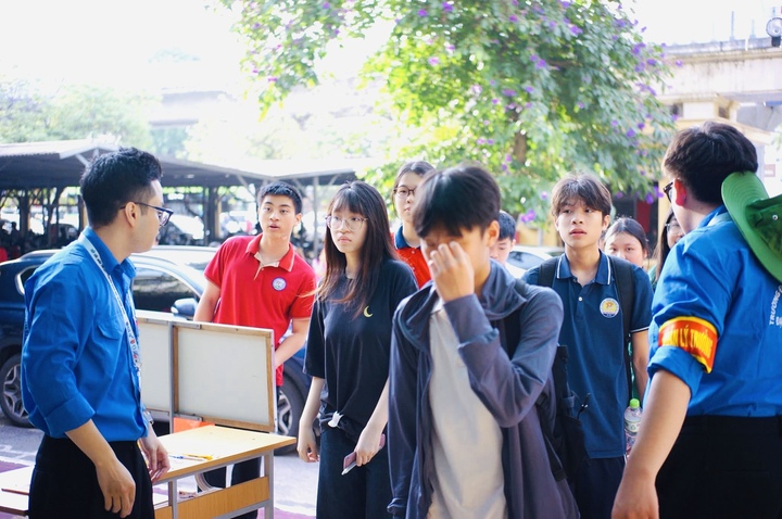 Ngh&igrave;n th&iacute; sinh ho&agrave;n th&agrave;nh buổi thi đầu ti&ecirc;n lớp 10 chuy&ecirc;n sớm nhất H&agrave; Nội- Ảnh 3.