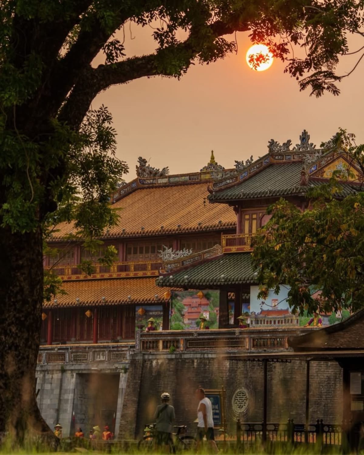 Giải m&atilde; hiện tượng lạ tr&ecirc;n phố T&acirc;y xứ Huế: Giới trẻ say sưa c&ugrave;ng tr&agrave;o lưu mới tr&ecirc;n b&agrave;n nhậu- Ảnh 1.