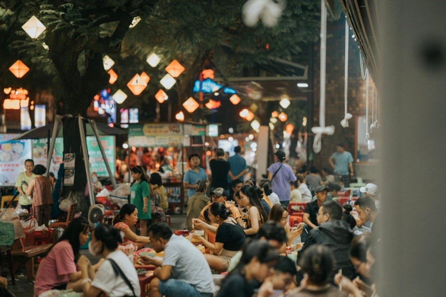 Giải m&atilde; hiện tượng lạ tr&ecirc;n phố T&acirc;y xứ Huế: Giới trẻ say sưa c&ugrave;ng tr&agrave;o lưu mới tr&ecirc;n b&agrave;n nhậu- Ảnh 4.