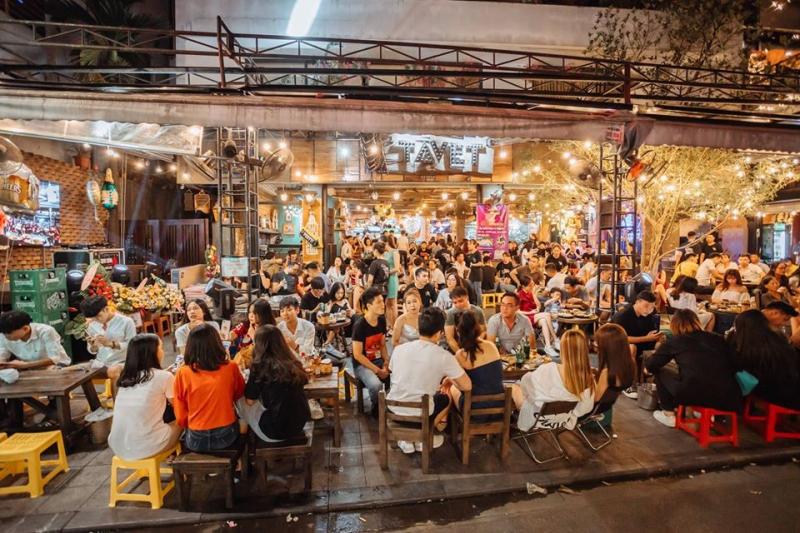 Giải m&atilde; hiện tượng lạ tr&ecirc;n phố T&acirc;y xứ Huế: Giới trẻ say sưa c&ugrave;ng tr&agrave;o lưu mới tr&ecirc;n b&agrave;n nhậu- Ảnh 7.