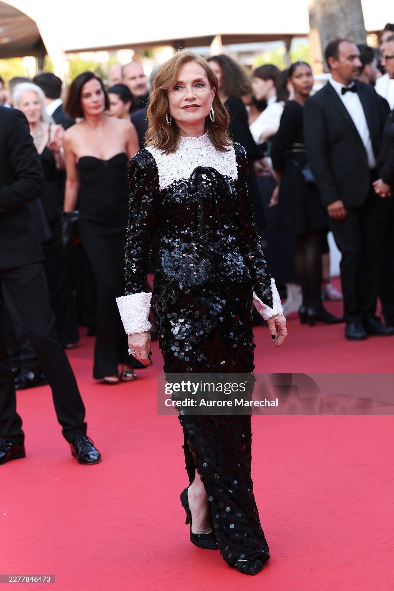 Thảm đỏ bế mạc Cannes 2026: "Thi&ecirc;n thần nội y" t&oacute;c hồng chiếm trọn spotlight, sao phim Avatar t&igrave;nh tứ h&ocirc;n chồng- Ảnh 28.