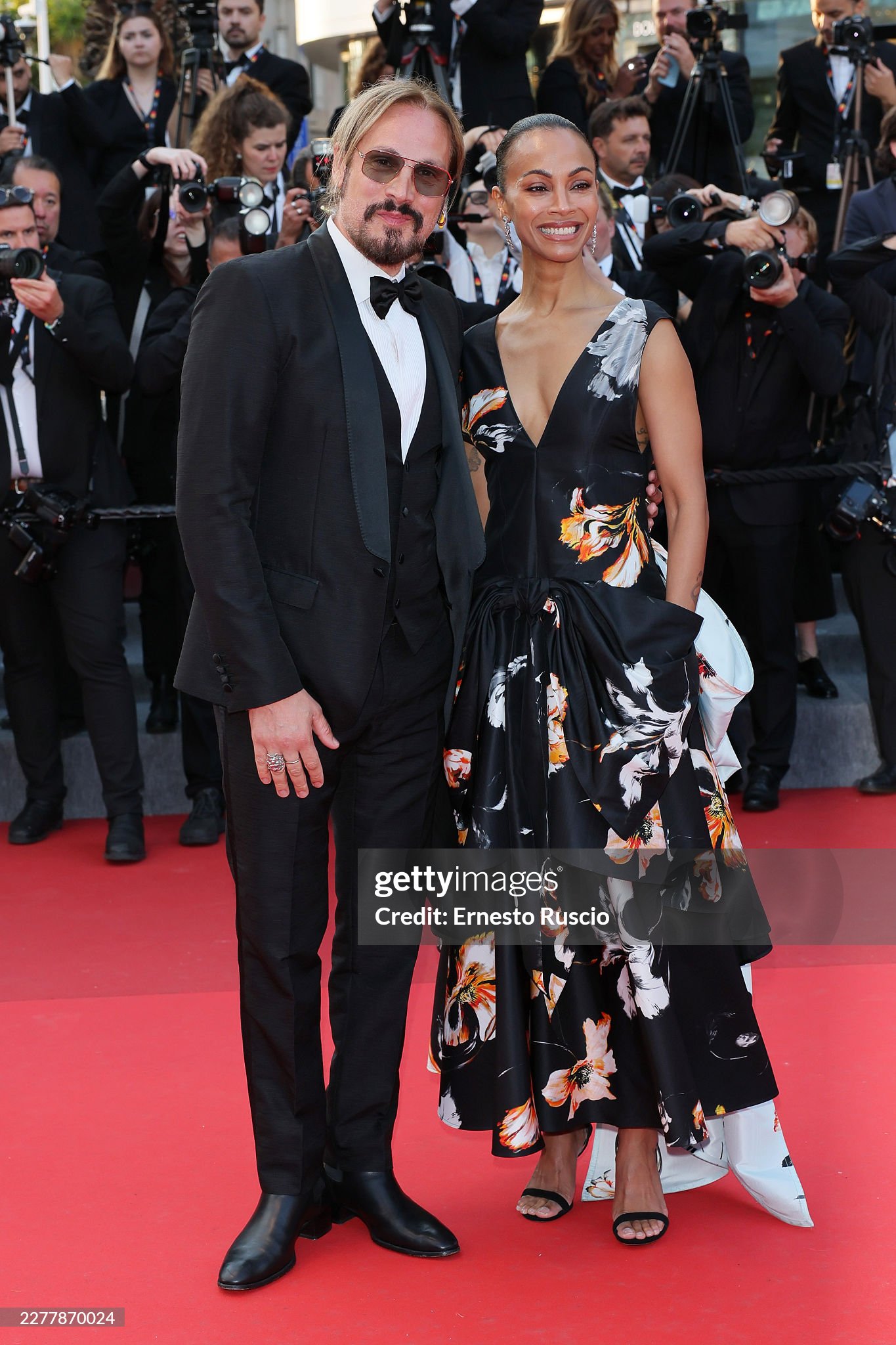 Thảm đỏ bế mạc Cannes 2026: "Thi&ecirc;n thần nội y" t&oacute;c hồng chiếm trọn spotlight, sao phim Avatar t&igrave;nh tứ h&ocirc;n chồng- Ảnh 13.