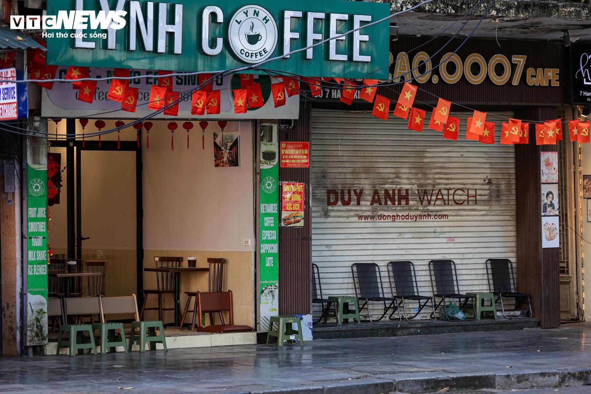 H&agrave; Nội nắng &ldquo;đổ lửa&rdquo;, phố đi bộ Hồ Gươm vắng vẻ kh&aacute;c lạ ng&agrave;y cuối tuần- Ảnh 11.
