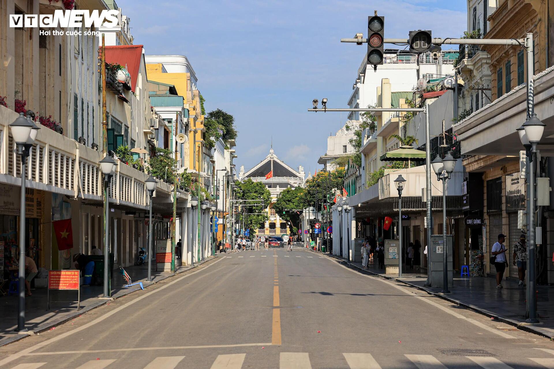 H&agrave; Nội nắng &ldquo;đổ lửa&rdquo;, phố đi bộ Hồ Gươm vắng vẻ kh&aacute;c lạ ng&agrave;y cuối tuần- Ảnh 12.