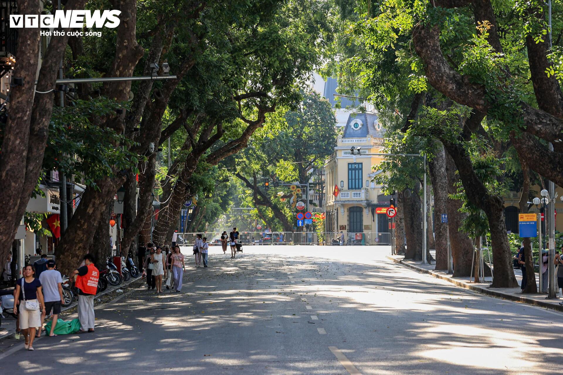 H&agrave; Nội nắng &ldquo;đổ lửa&rdquo;, phố đi bộ Hồ Gươm vắng vẻ kh&aacute;c lạ ng&agrave;y cuối tuần- Ảnh 13.