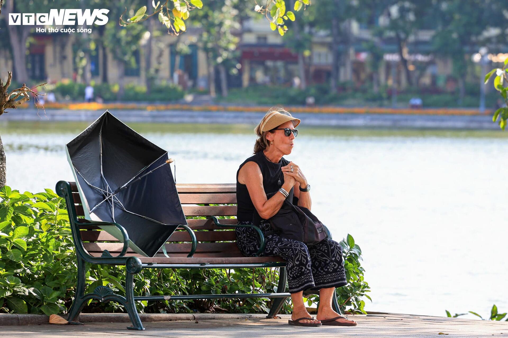 H&agrave; Nội nắng &ldquo;đổ lửa&rdquo;, phố đi bộ Hồ Gươm vắng vẻ kh&aacute;c lạ ng&agrave;y cuối tuần- Ảnh 17.