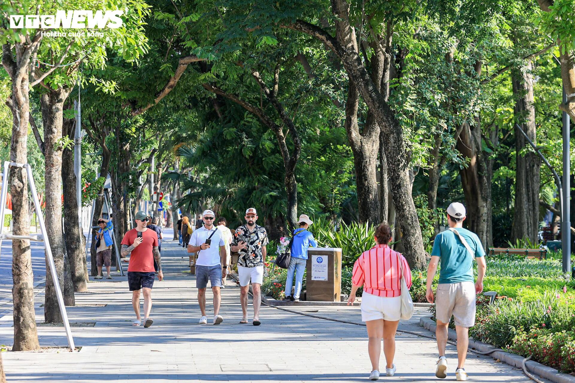 H&agrave; Nội nắng &ldquo;đổ lửa&rdquo;, phố đi bộ Hồ Gươm vắng vẻ kh&aacute;c lạ ng&agrave;y cuối tuần- Ảnh 16.
