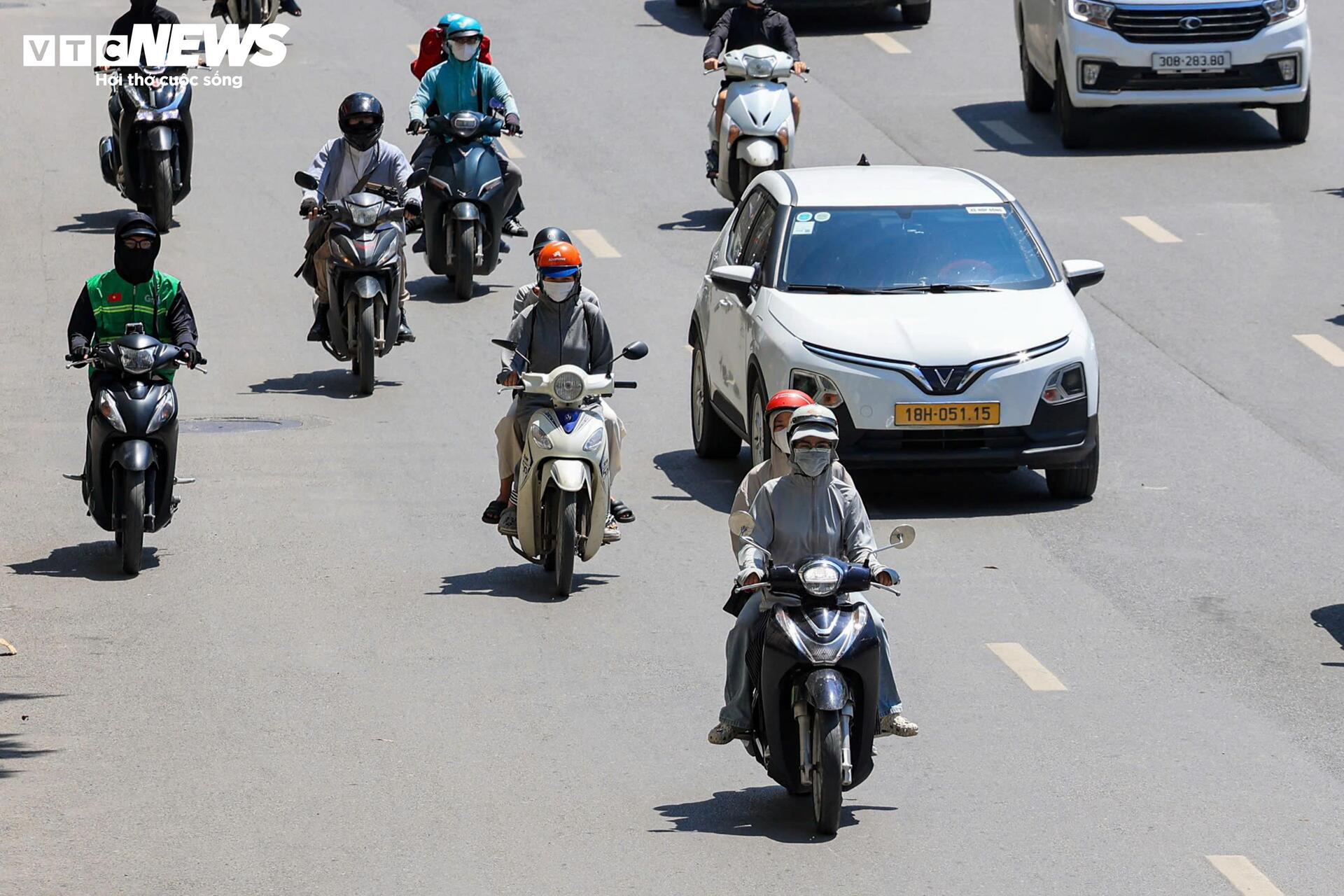 H&agrave; Nội nắng &ldquo;đổ lửa&rdquo;, phố đi bộ Hồ Gươm vắng vẻ kh&aacute;c lạ ng&agrave;y cuối tuần- Ảnh 19.