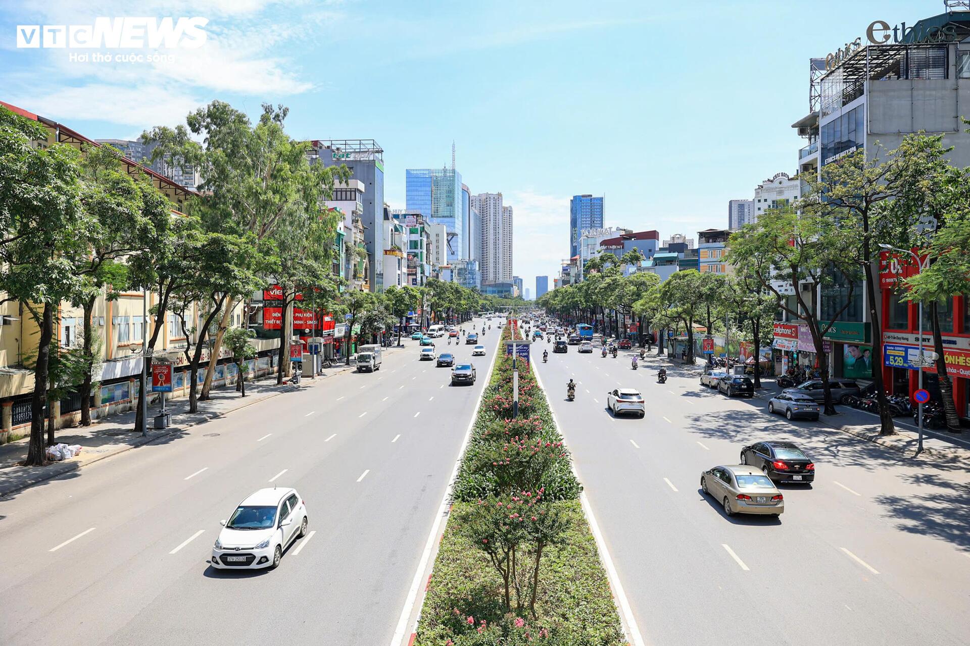 H&agrave; Nội nắng &ldquo;đổ lửa&rdquo;, phố đi bộ Hồ Gươm vắng vẻ kh&aacute;c lạ ng&agrave;y cuối tuần- Ảnh 1.