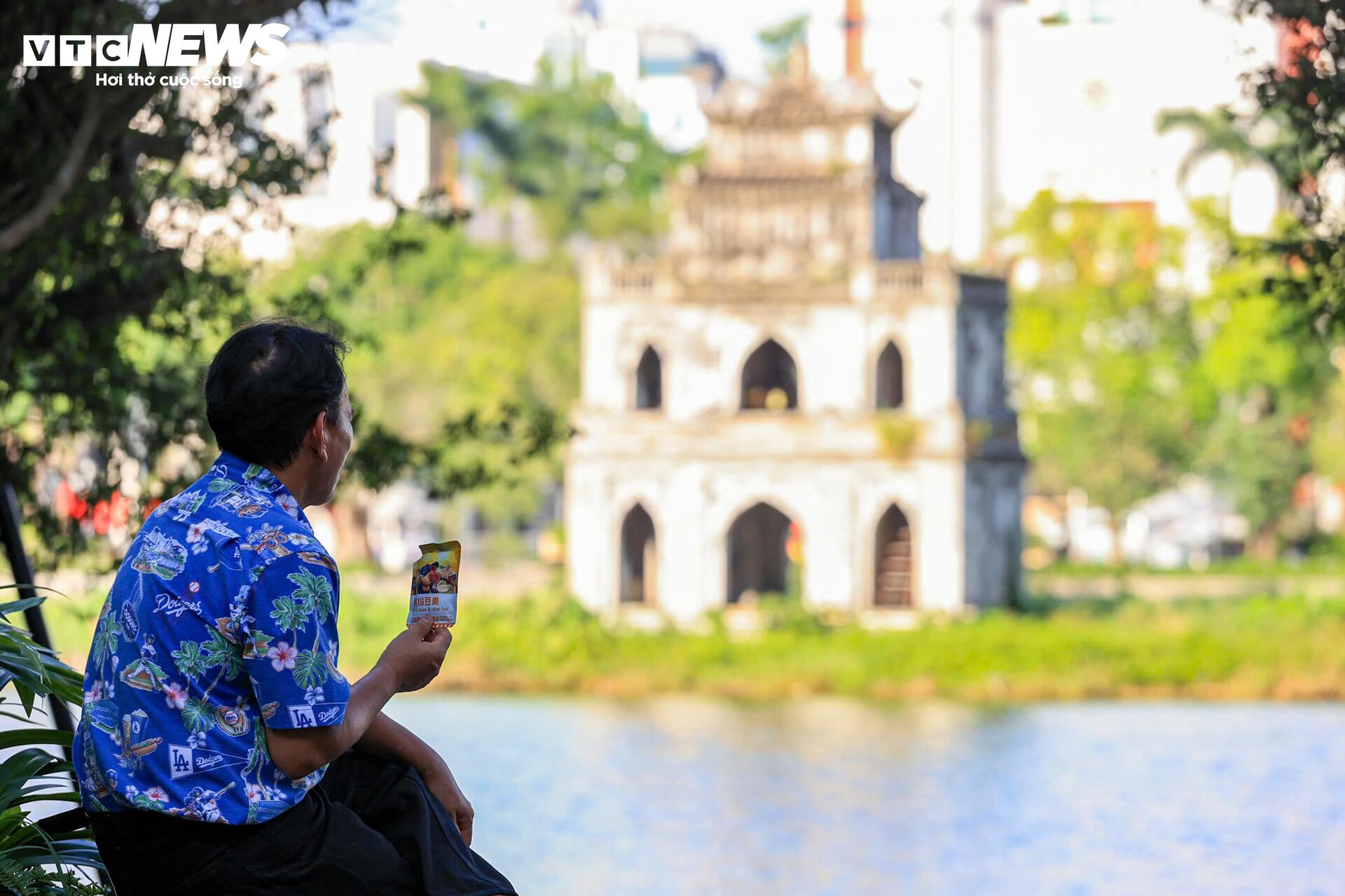 H&agrave; Nội nắng &ldquo;đổ lửa&rdquo;, phố đi bộ Hồ Gươm vắng vẻ kh&aacute;c lạ ng&agrave;y cuối tuần- Ảnh 14.