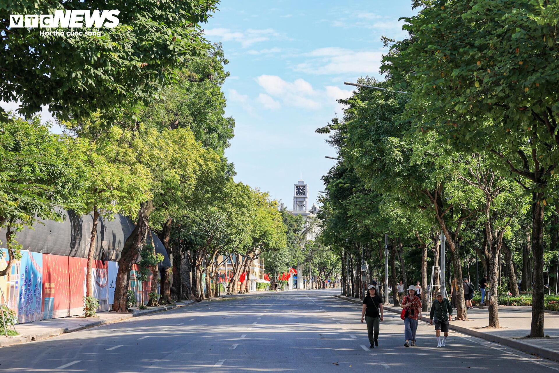 H&agrave; Nội nắng &ldquo;đổ lửa&rdquo;, phố đi bộ Hồ Gươm vắng vẻ kh&aacute;c lạ ng&agrave;y cuối tuần- Ảnh 2.