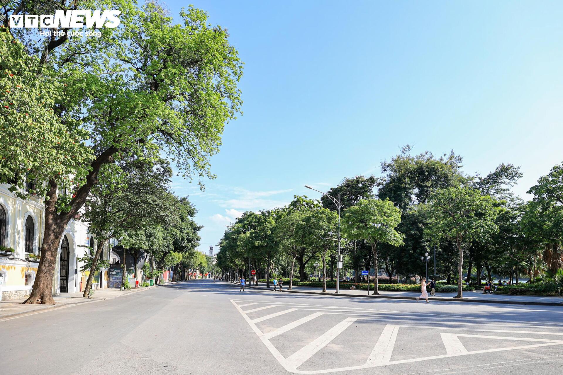 H&agrave; Nội nắng &ldquo;đổ lửa&rdquo;, phố đi bộ Hồ Gươm vắng vẻ kh&aacute;c lạ ng&agrave;y cuối tuần- Ảnh 5.