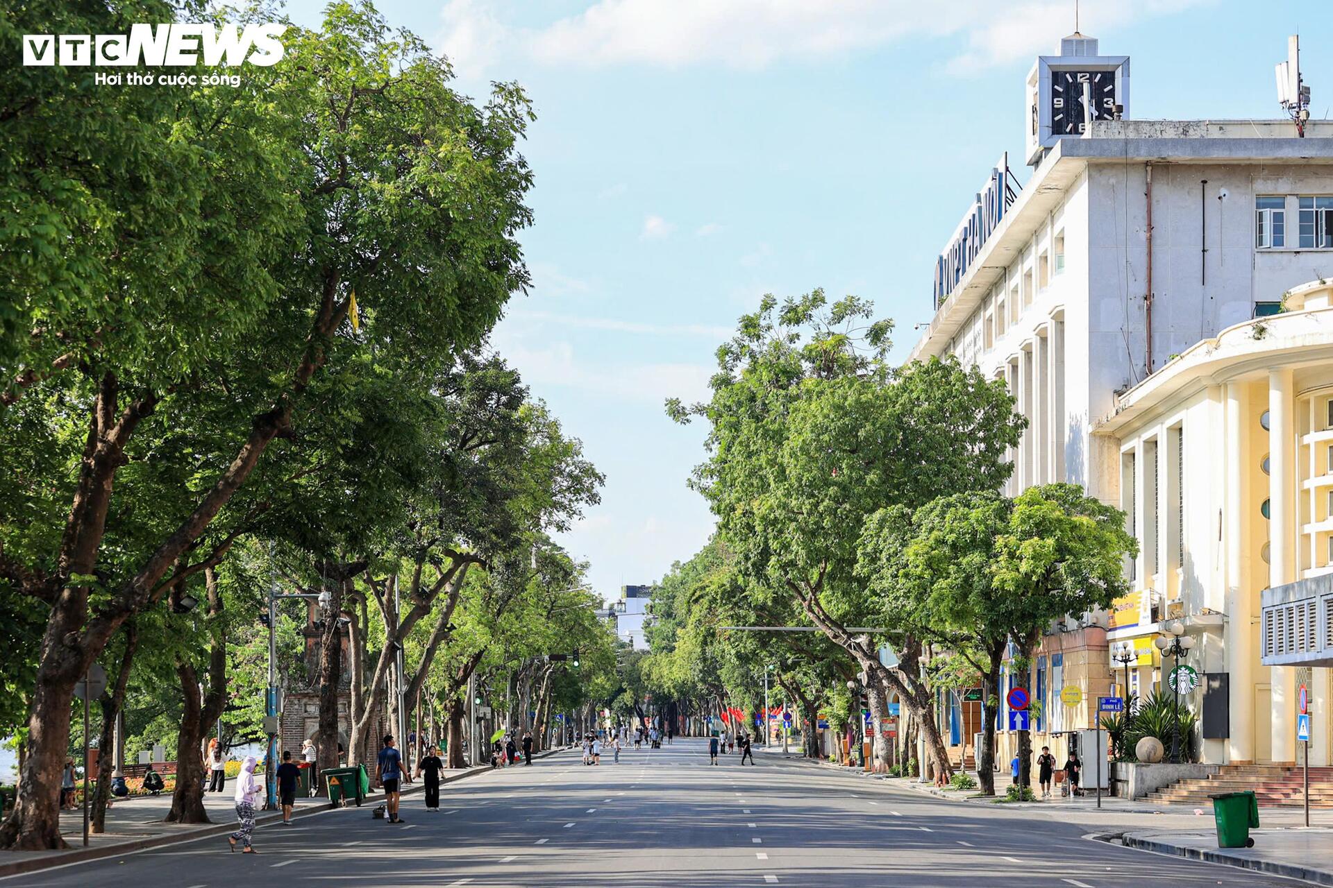 H&agrave; Nội nắng &ldquo;đổ lửa&rdquo;, phố đi bộ Hồ Gươm vắng vẻ kh&aacute;c lạ ng&agrave;y cuối tuần- Ảnh 8.
