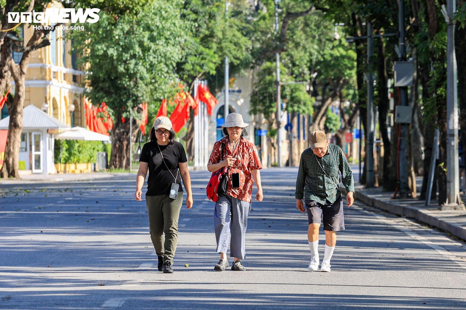 H&agrave; Nội nắng &ldquo;đổ lửa&rdquo;, phố đi bộ Hồ Gươm vắng vẻ kh&aacute;c lạ ng&agrave;y cuối tuần- Ảnh 7.