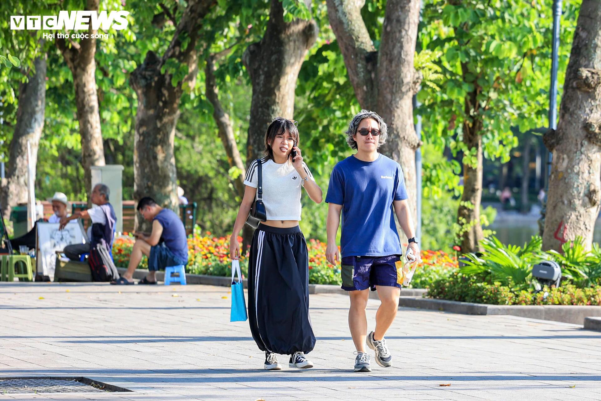 H&agrave; Nội nắng &ldquo;đổ lửa&rdquo;, phố đi bộ Hồ Gươm vắng vẻ kh&aacute;c lạ ng&agrave;y cuối tuần- Ảnh 6.