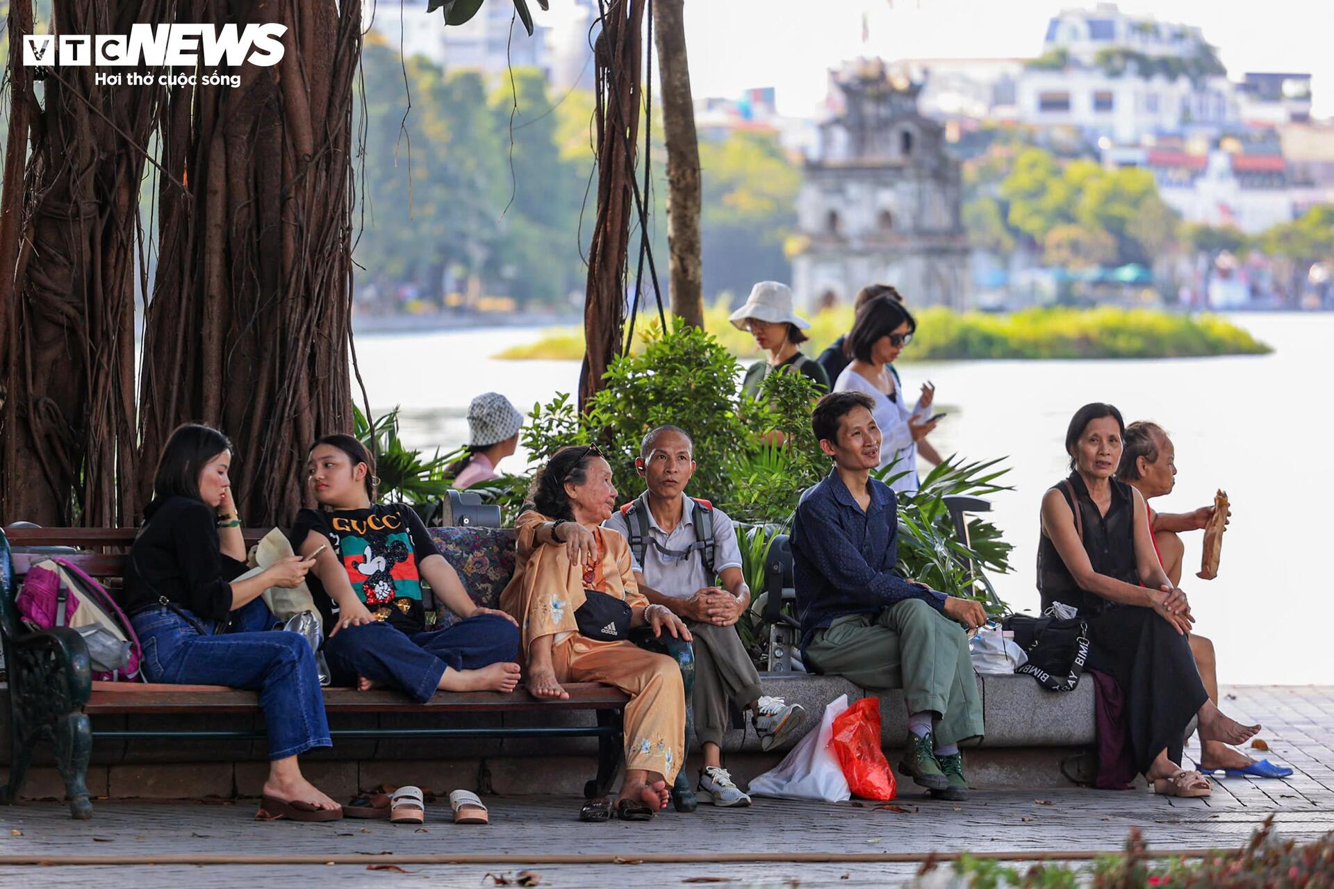 H&agrave; Nội nắng &ldquo;đổ lửa&rdquo;, phố đi bộ Hồ Gươm vắng vẻ kh&aacute;c lạ ng&agrave;y cuối tuần- Ảnh 9.