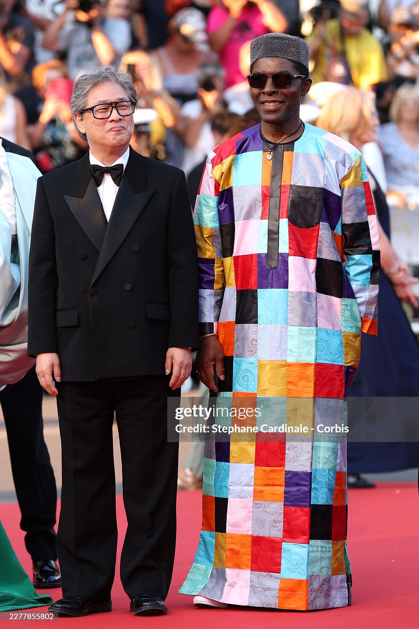 Thảm đỏ bế mạc Cannes 2026: "Thi&ecirc;n thần nội y" t&oacute;c hồng chiếm trọn spotlight, sao phim Avatar t&igrave;nh tứ h&ocirc;n chồng- Ảnh 37.